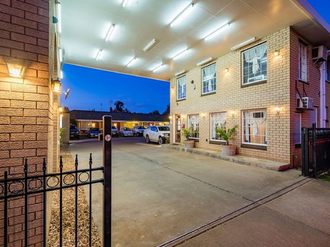 Motel Mandalay - Accommodation Whitsundays 1