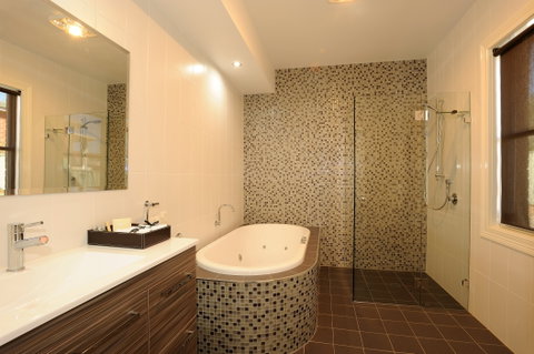 The Monarch: Tumut - Accommodation Whitsundays 2