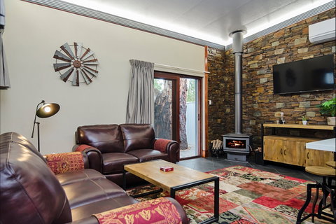 Eagle Foundry Bed & Breakfast - Accommodation Whitsundays 0