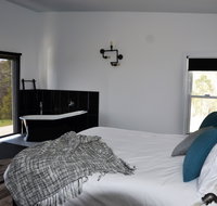 Hickory Moon - Accommodation Whitsundays