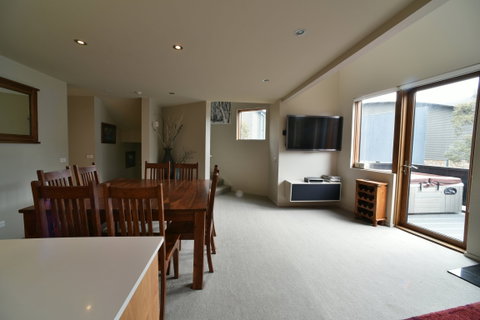 Snowstream 4 - Accommodation Whitsundays 1