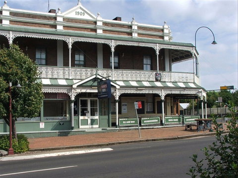 Thunderbolt Inn (aka The Bottom Pub!) - Accommodation Whitsundays 0