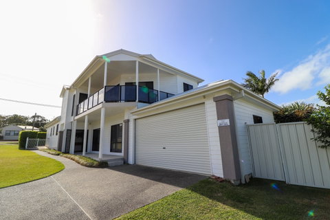 Flexi Five- Belmont - Accommodation Whitsundays 0