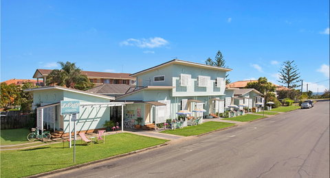 La Costa Motel - Accommodation Whitsundays 0