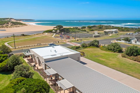 Peterborough House & Motel - Accommodation Whitsundays 0