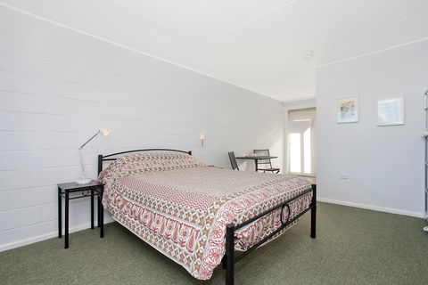 Peterborough House & Motel - Accommodation Whitsundays 1