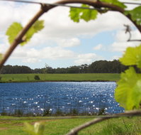 Bettenays Lakeside Loft Apartment and Vineyard Chalets - Accommodation Whitsundays
