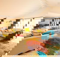 Canal Elegance in Yunderup - Accommodation Whitsundays