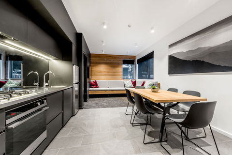 Elk At Falls - Accommodation Whitsundays 1