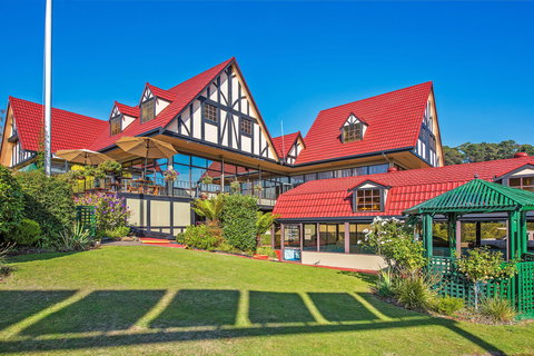 Village Family Motor Inn - Accommodation Whitsundays 0