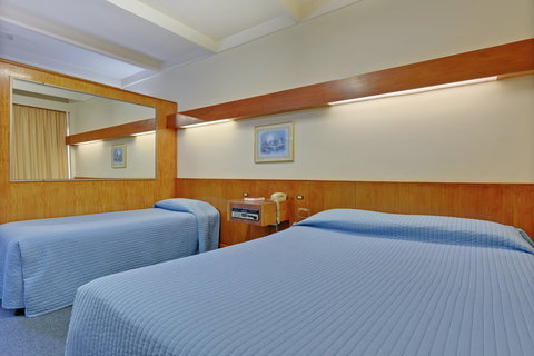 Village Family Motor Inn - Accommodation Whitsundays 2