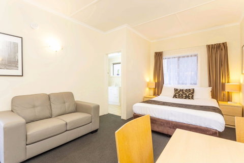 Club Motel And Apartments - Accommodation Whitsundays 2