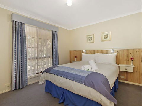 Oak Cottage - Tudor Village - Accommodation Whitsundays 0