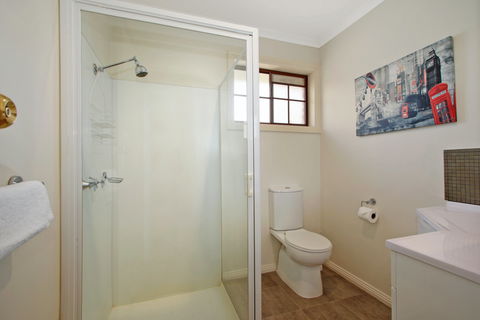 Oak Cottage - Tudor Village - Accommodation Whitsundays 1