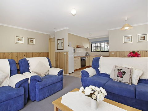Oak Cottage - Tudor Village - Accommodation Whitsundays 2
