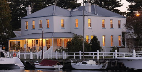 Oscars Waterfront Boutique Hotel - Accommodation Whitsundays 0