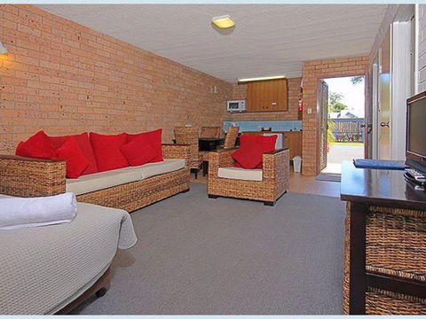 The Lodge Broulee - Accommodation Whitsundays 2
