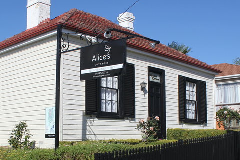 Alice's Cottages - Accommodation Whitsundays 0
