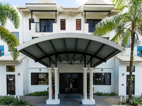Cairns Queens Court - Accommodation Whitsundays 1