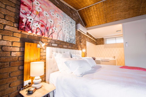 Farnham Court Motel - Accommodation Whitsundays 0
