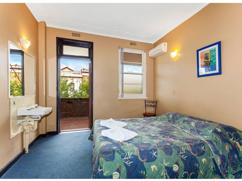 The Belmore Hotel - Accommodation Whitsundays 1
