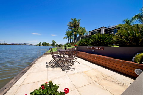 Waterfront Holiday Houses - Accommodation Whitsundays 0
