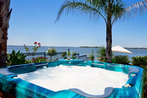 Waterfront Holiday Houses - Accommodation Whitsundays 1