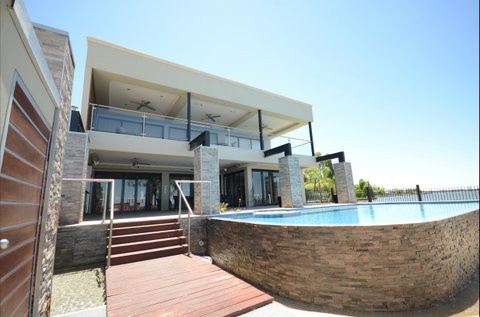 Waterfront Holiday Houses - Accommodation Whitsundays 2