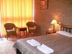 Warrina Motor Inn - Accommodation Whitsundays 1