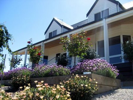 Canadian Lodge - Accommodation Whitsundays 0