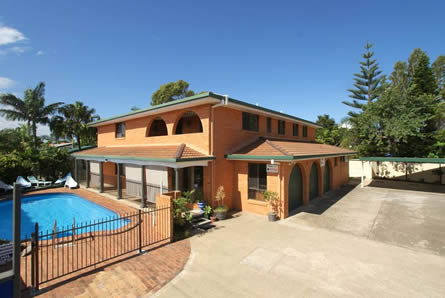 Airlie Court Holiday Apartments - Accommodation Whitsundays 0