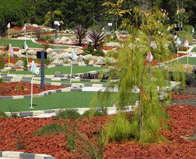 18 Hole Mini Golf - Club Husky - Accommodation Whitsundays 0