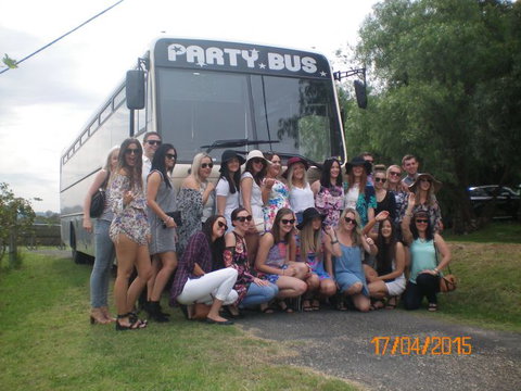 R & R Bus And Leisure Hire - Accommodation Whitsundays 1