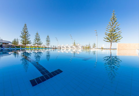 Scarborough Beach Pool - Accommodation Whitsundays 0