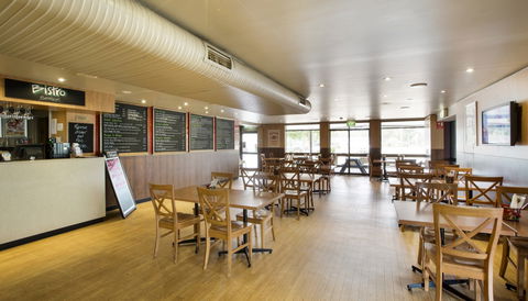 Castle Hill Tavern - Accommodation Whitsundays 2