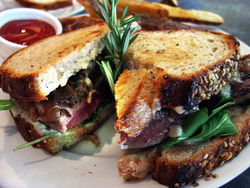 Alpine Hotel - Accommodation Whitsundays 2