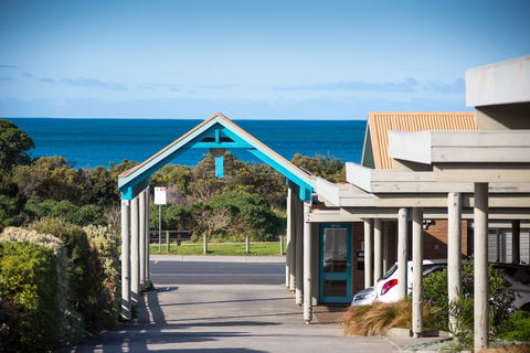 Beachfront Motel - Accommodation Whitsundays 2