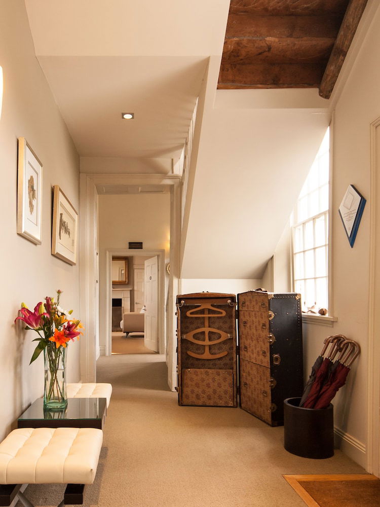 Rosegarland TAS Accommodation Whitsundays