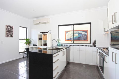 Lakeside Deck House - Accommodation Whitsundays 4