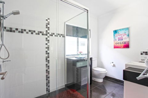 Lakeside Deck House - Accommodation Whitsundays 2
