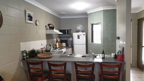 A City Retreat 2BR Apartment Reid Park Townsville - Accommodation Whitsundays 6