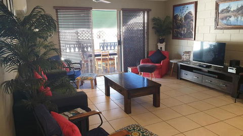 A City Retreat 2BR Apartment Reid Park Townsville - Accommodation Whitsundays 5
