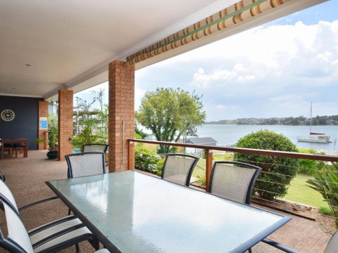 The House On The Lake At Fishing Point Lake Macquarie Honestly Put The Line In & Catch Fish - Accommodation Whitsundays 4