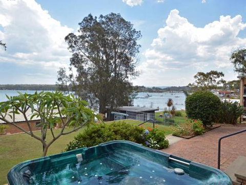 The House On The Lake At Fishing Point Lake Macquarie Honestly Put The Line In & Catch Fish - Accommodation Whitsundays 2