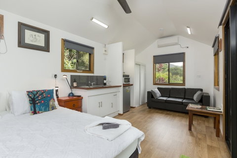 Mena Creek Flower House - Accommodation Whitsundays 5