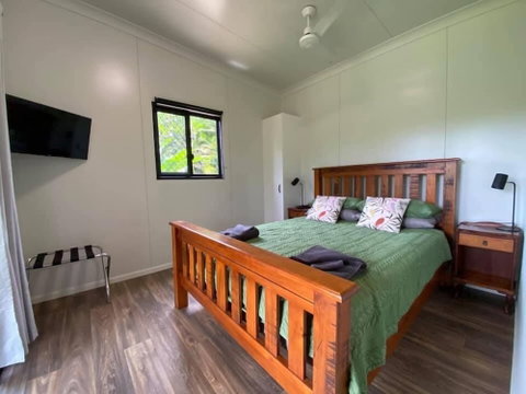 Mena Creek Flower House - Accommodation Whitsundays 3