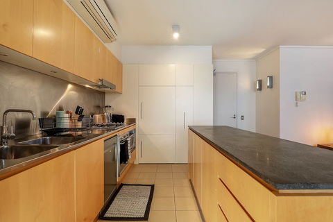 Sophisticated Apartment Near Beach - Accommodation Whitsundays 5