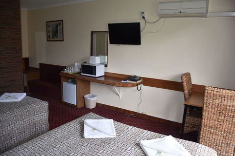 Valley Views Motel & Chalets - Accommodation Whitsundays 4