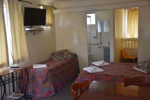 Valley Views Motel & Chalets - Accommodation Whitsundays 1