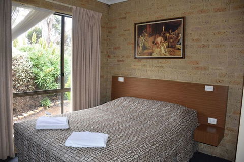 Valley Views Motel & Chalets - Accommodation Whitsundays 3